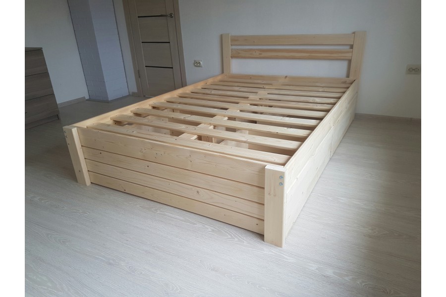 Кровать из дерева и железа