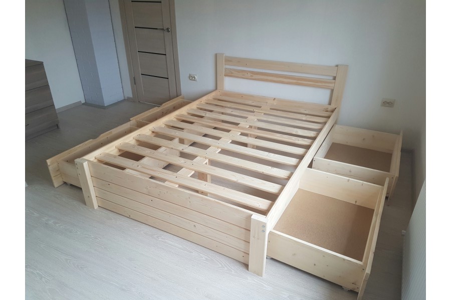 Кровать деревянная на металлическом каркасе