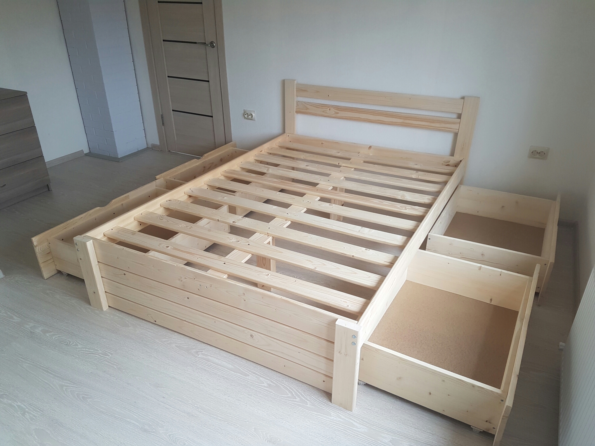 Деревянная кровать "Классик" с четырьмя выдвижными ящиками и зашитым изножьем