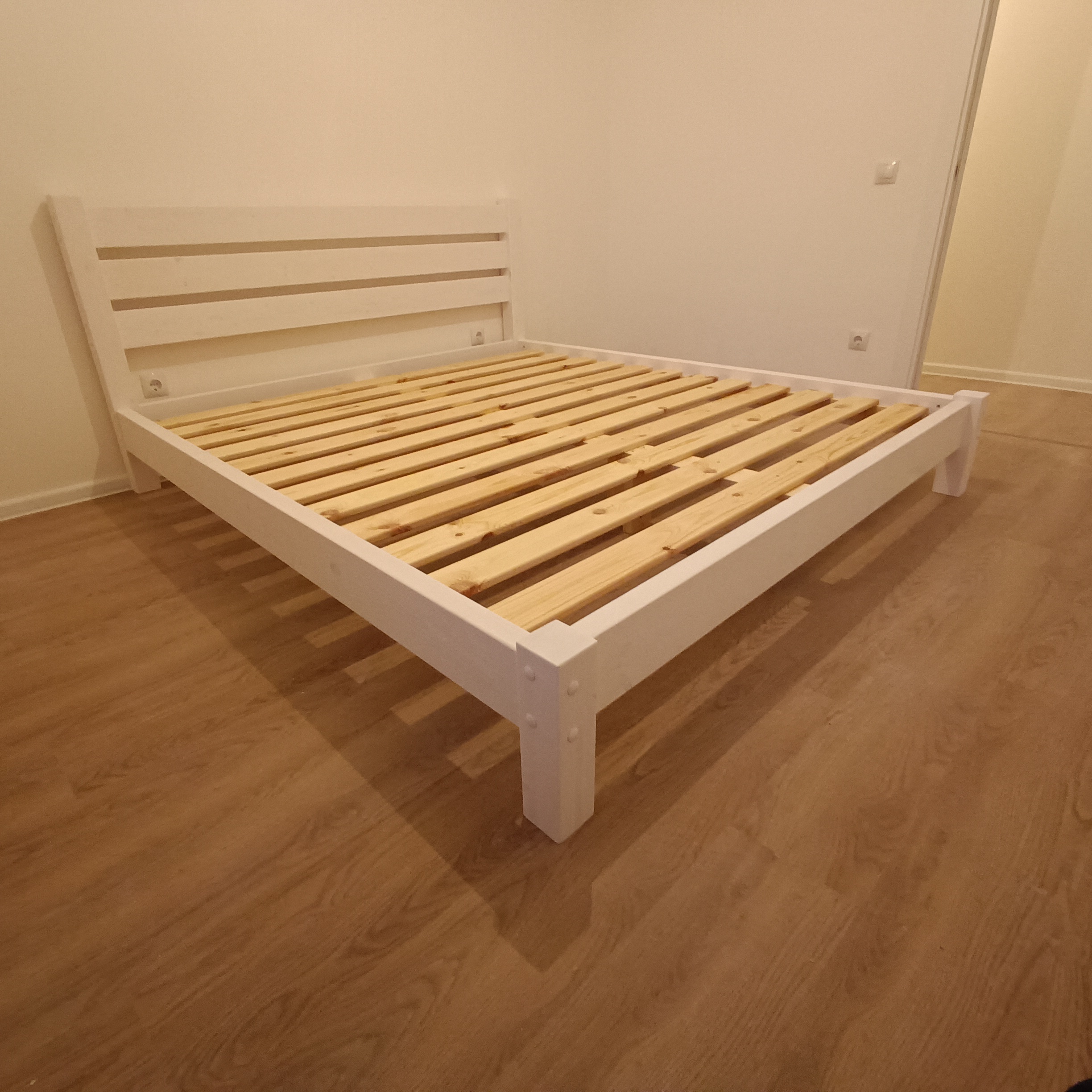 Деревянная кровать Свер Белая
