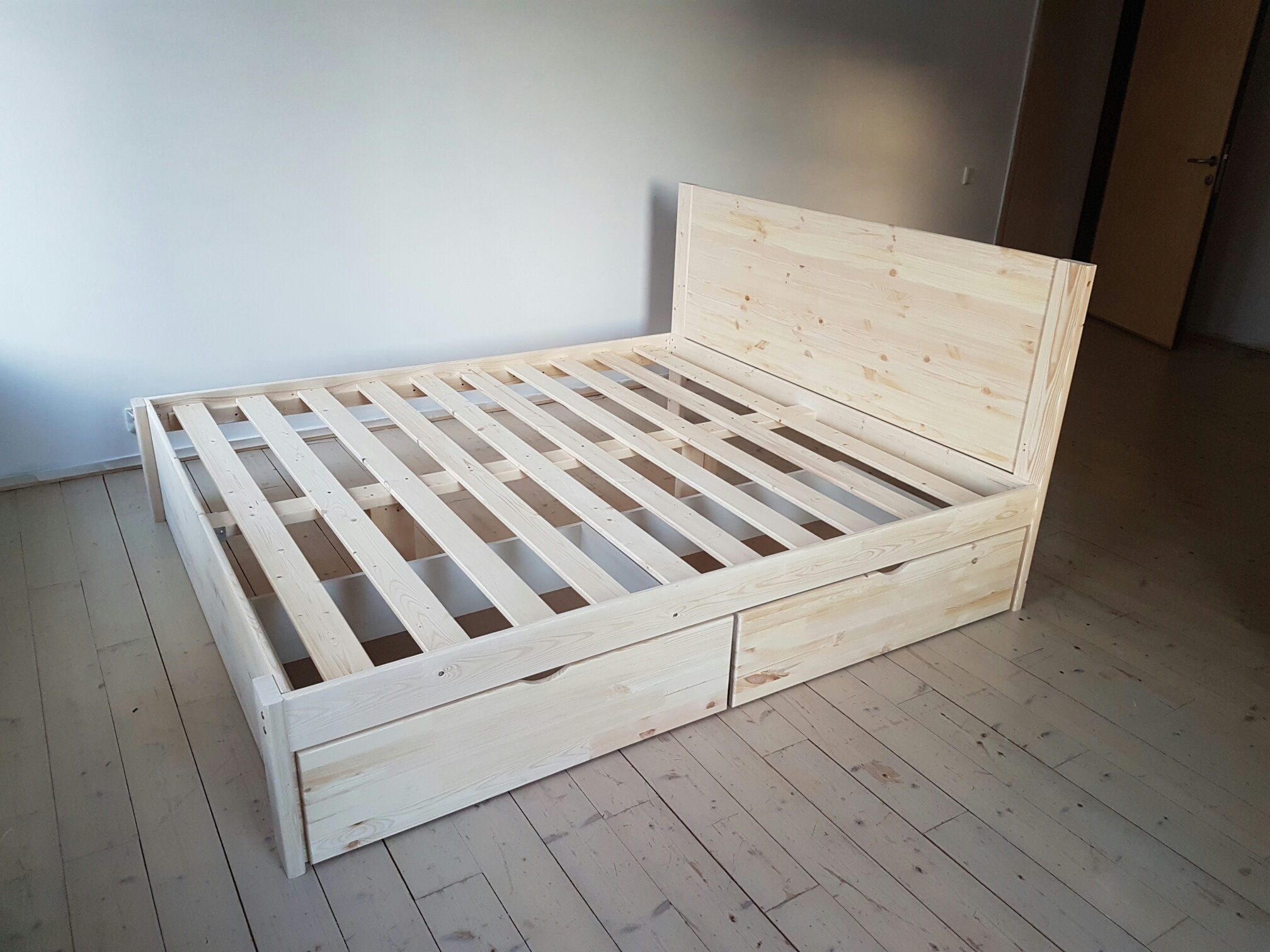 Деревянная кровать "Классик щит" с выдвижными ящиками и зашитым изножьем