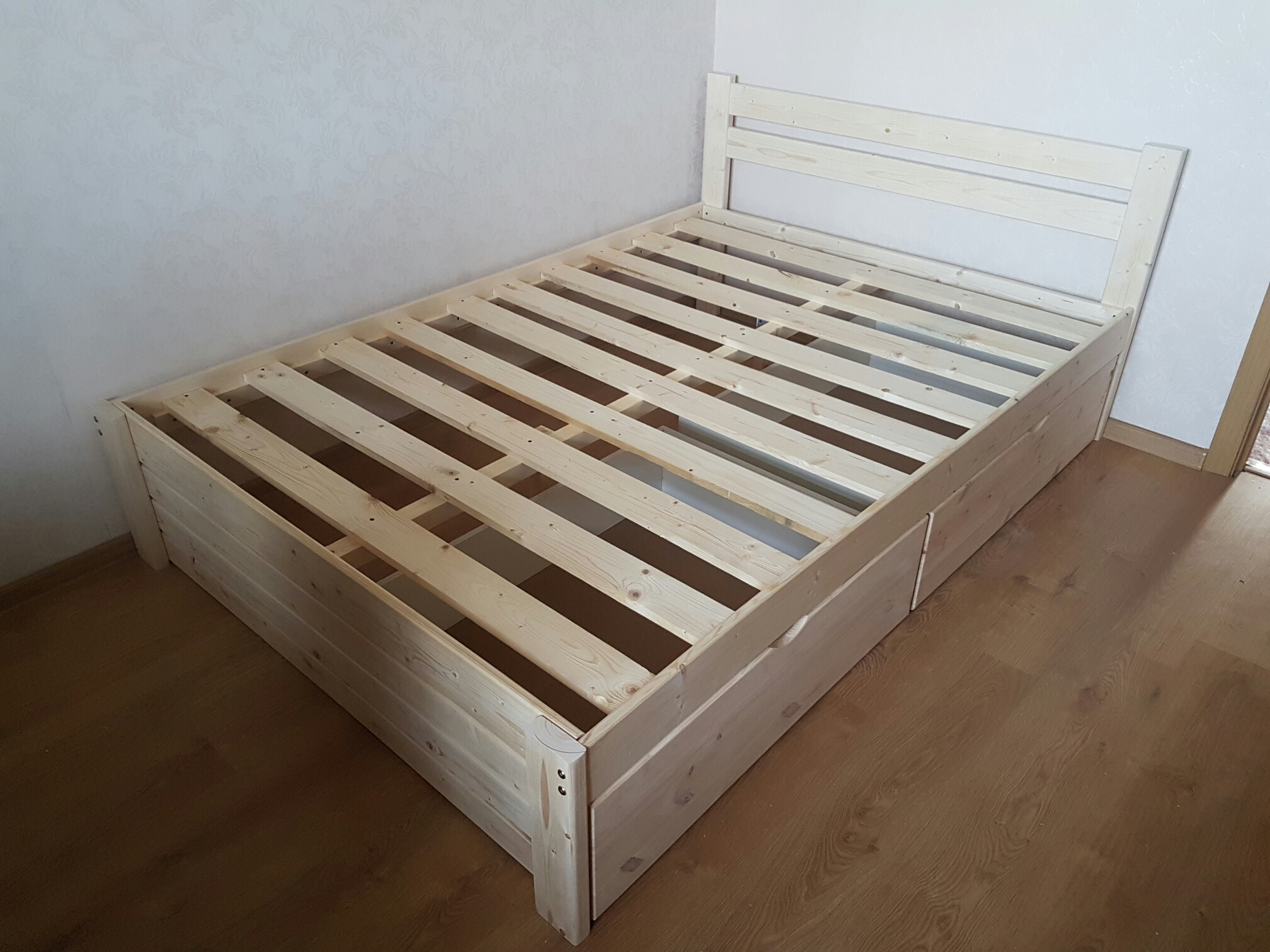 Деревянная кровать "Классик" с выдвижными ящиками и зашитым изножьем